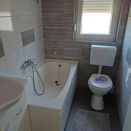 Ernesta アパート *